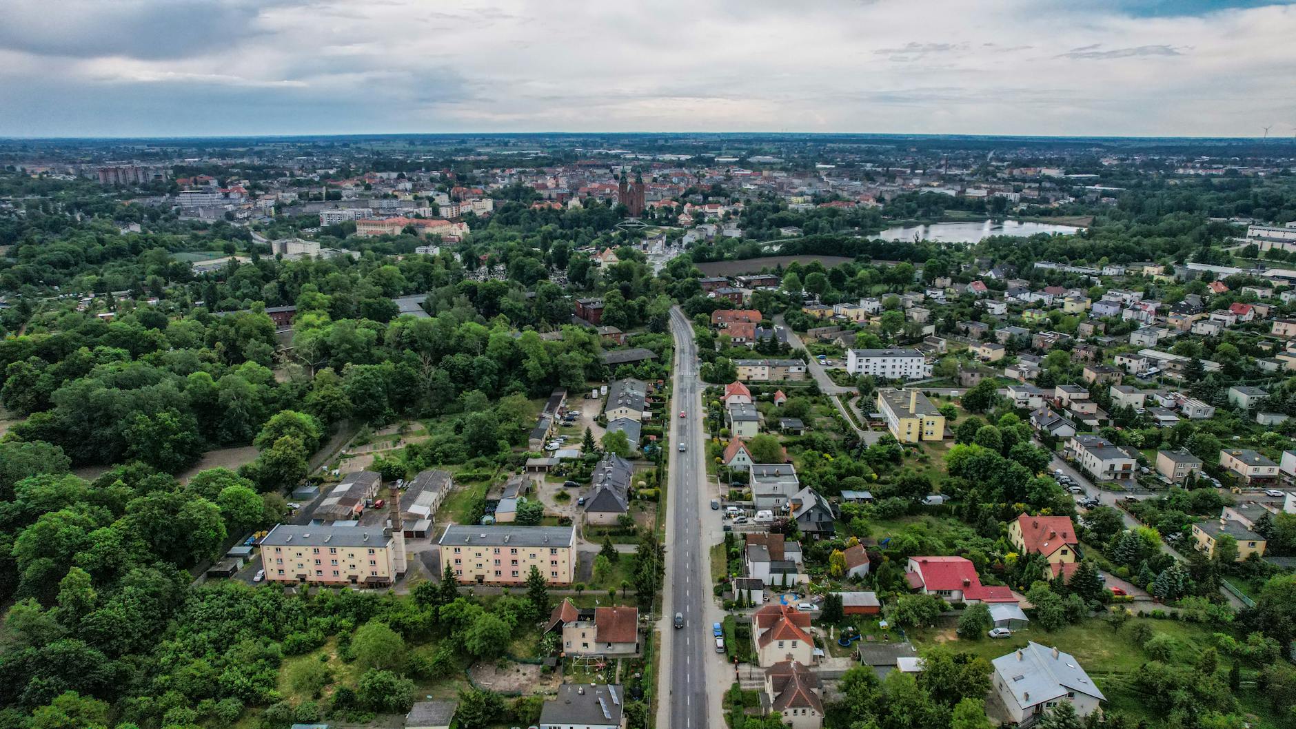 Panorama Dębicy z zaznaczonymi charakterystycznymi budynkami i rzeką Wisłoką