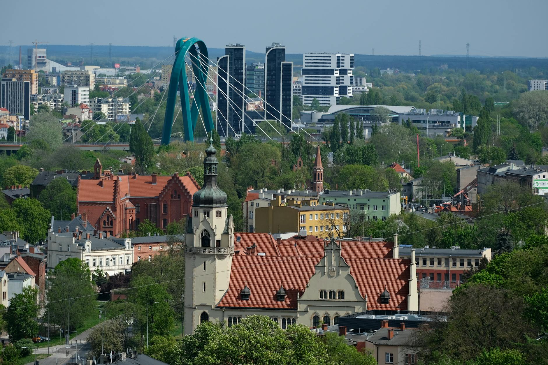 Panorama Dębicy z okolicznymi wzgórzami Podkarpacia